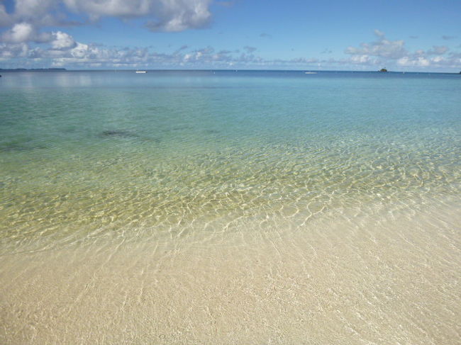 ビーチの美しさに大はしゃぎ！！<br />砂浜にＰＡＲＡＵと書いて記念撮影。<br /><br />「えっ、、パラオの綴りはＰＡＬＡＵ…。」