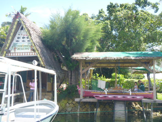 ＷＣＴＣで買ったシナモンパンをかじり、１２時半頃ホテルにツアーのお迎え。<br />ボート遊覧 ストーンマネーとアイライロックアイランドツアーに参加。<br />参加者は私たちだけだった。<br /><br />「高速ボート、爽快〜！！」