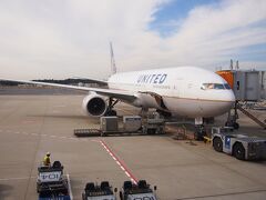 成田発United便。
グアムまで約4時間のフライト。
