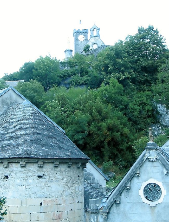 　サン・ベア<br /><br />　丘の上に、お城と鐘楼が見えます。<br /><br />　手前は、ロマネスクの教会堂。