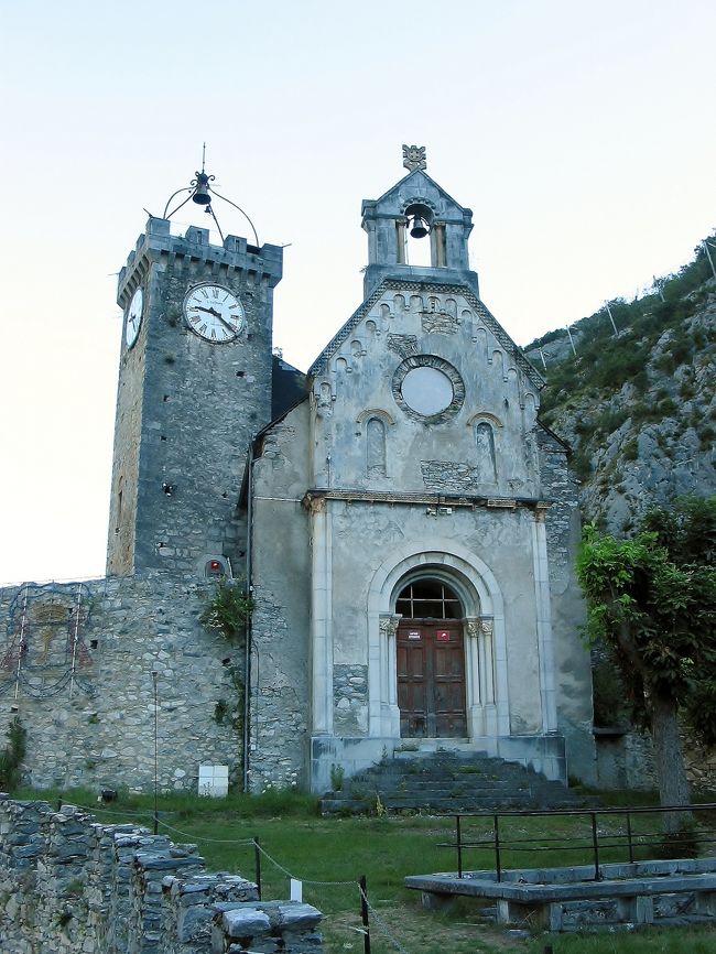 　サン・ベア<br /><br />　丘の上の「シャトウ」と「鐘楼」です。<br /><br />　丘は、ほぼ完全に廃墟、建物の中には入れませんけれど、他は自由に歩き回れます。<br /><br />　シャトウは、12世紀の城らしい。