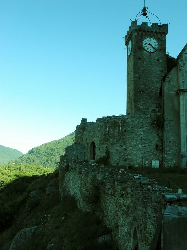 　サン・ベア<br /><br />　塔の時計台は、あとで付けたものでしょうね、「鐘楼」の代わりに。<br /><br />　１２世紀に、こんな時計は、まだなかったしね。