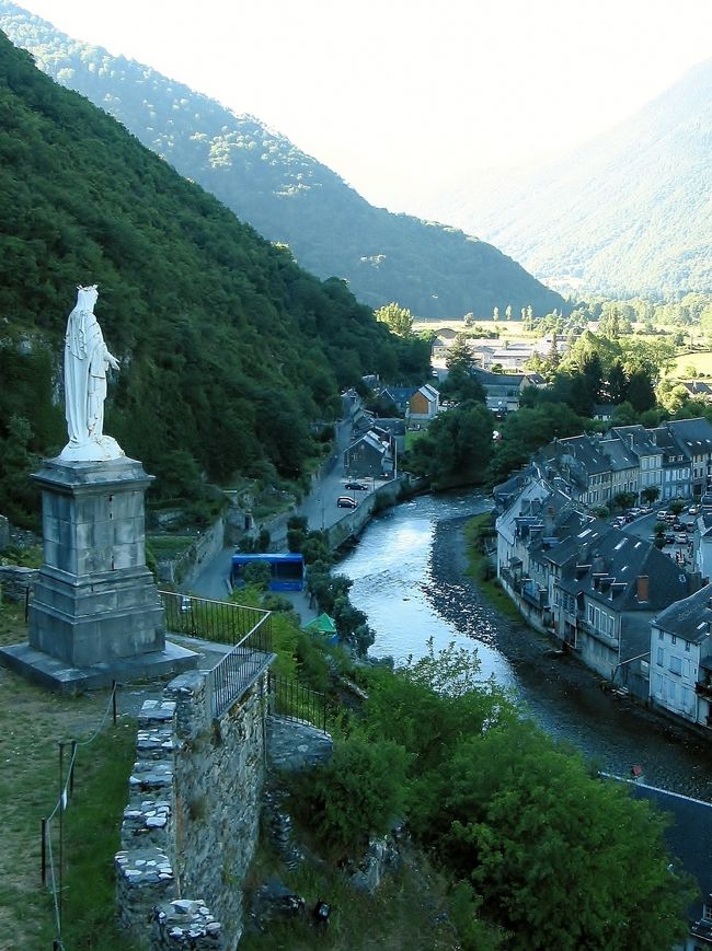 　サン・ベア<br /><br />　丘の上から、聖母マリアが、町を見下ろしています。<br /><br />　「Beat」(ベア)とは、「祝福された」と言う意味もあるらしい。