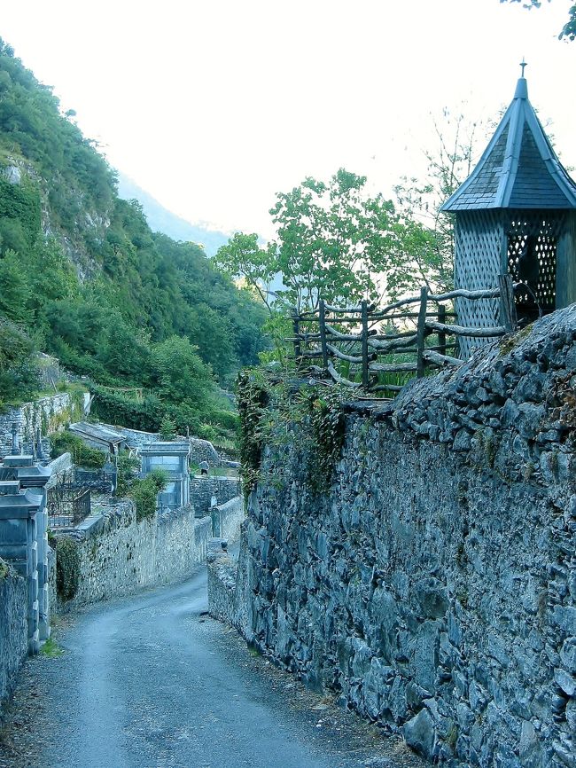 　サン・ベア<br /><br />　丘への道、隣は「墓地」です。　<br /><br />　町の印象　★★★★★　美しい小川の流れる、谷間の町(村)です、建物もシックで、街並みも美しい、ホテルの無いのが玉にキズ。