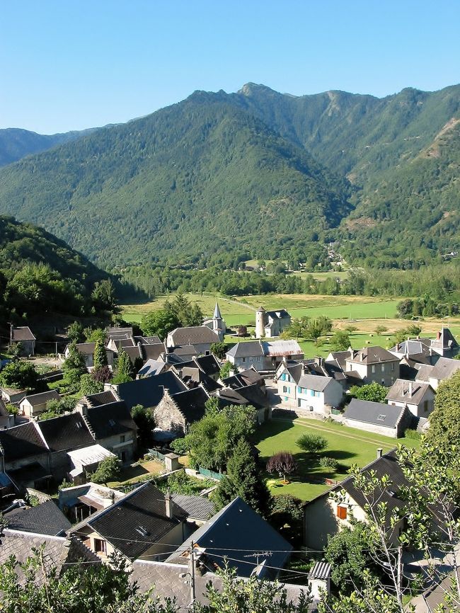 　D 44号線　Loz　ミディ・ピレネー<br /><br />　峠に向けて走ります、下に見えるのは、多分サン・ベアの隣の村「Loz」だと思うけど？<br /><br />　ミシュランの地図で、上り坂は「>」で表されているのですけれど、急坂は「>>」となります、先ずは、サン・ベアを出た途端に、いきなりの「>>」です。