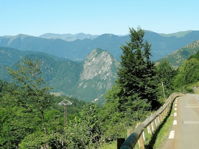 　D 44号線<br /><br />　いったいどこまで続くのか・・・さすがに、いくら変速機がついてても、自転車に乗って一気と言うわけにはいきません、途中で、何度も、自転車を降りて、押しながら歩きます(さすがに齢だなあ・・・)、目指す峠「コル・ド・メンテ」までは、延々約９km、連続に続く急な上り坂です、「Office de Tourism」のお兄さんが、警告してくれただけのことは有ります。