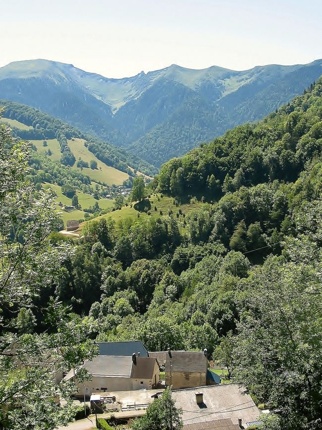 　D 44号線<br /><br />　ピレネーの、小さな集落と山並みです。