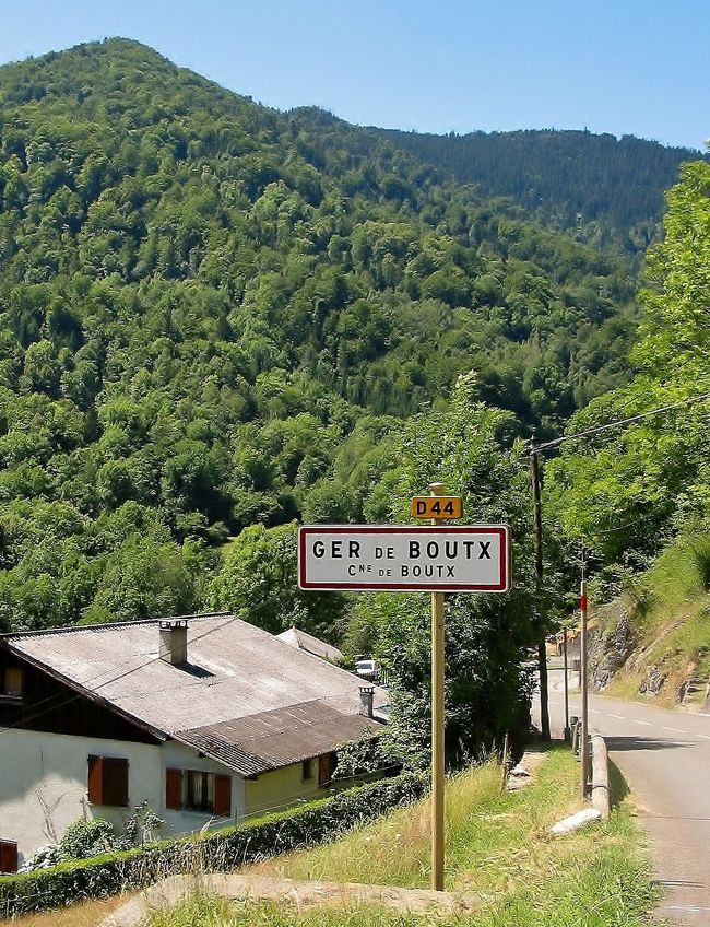 　D 44号線　Ger de Boutx<br /><br />　「ジェル・ド・ブーツ」、山あいの、小さな集落です。
