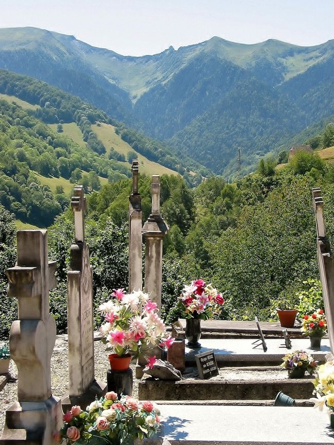 　ジェル・ド・ブーツ<br /><br />　教会墓地と、ピレネーの山並み。<br /><br />　貧しい墓地ですけど、風景は贅沢。