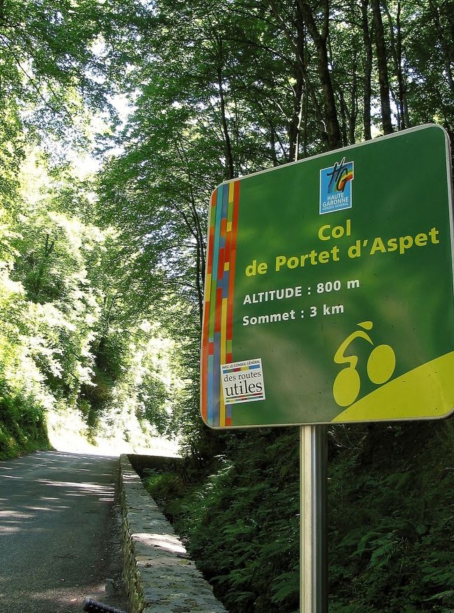 　D 618号線　ミディ・ピレネー<br /><br />　此処から、またまた上り坂です。<br /><br />　目指す「Col de Portet d`Aspet」(標高1,069m)までは、約4kmで、高さ269mの上り坂、「サン・ベア」からのことを考えれば、マア、余裕ですけど・・・それでも、今日はだいぶ、消耗してます。<br /><br />　看板を見る限りは、やっぱりかなりな上り坂な感じですね。