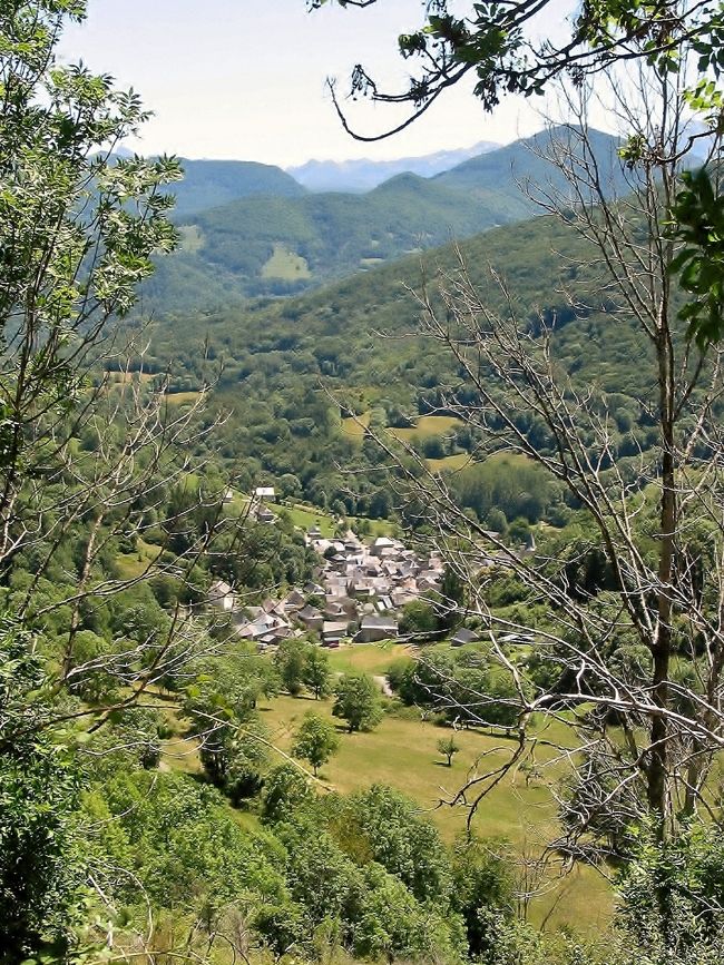 　D 618号線　ミディ・ピレネー<br /><br />　峠の少し先から見た「Porte d`Aspet」、峠の名前の付いた村です。