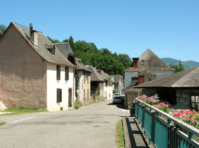 　D 618号線　Aucazein　オゥケザン<br /><br />　同じく、道路沿いのピレネーの村。