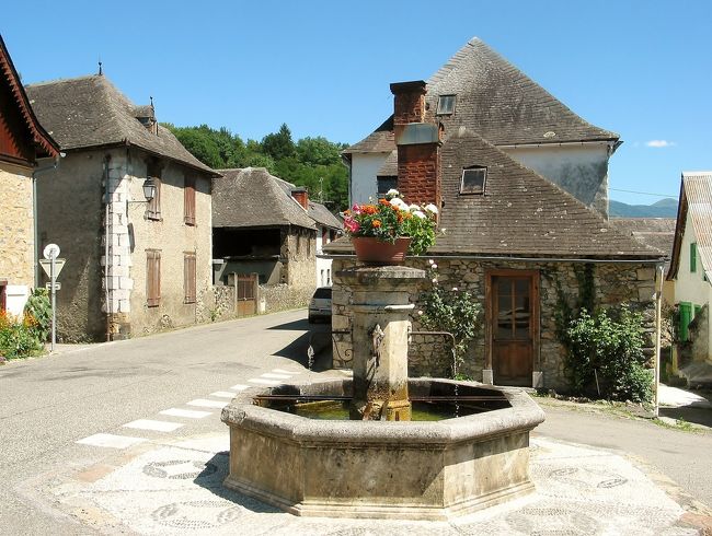 　オゥケザン　ミディ・ピレネー<br /><br />　村の交差点に有った、小さな「噴水」です。