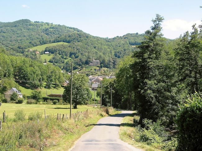 　田舎道　ミディ・ピレネー<br /><br />　道路から、なかなか格好の良い高台の教会が見えたので、ちょっと立ち寄ります。