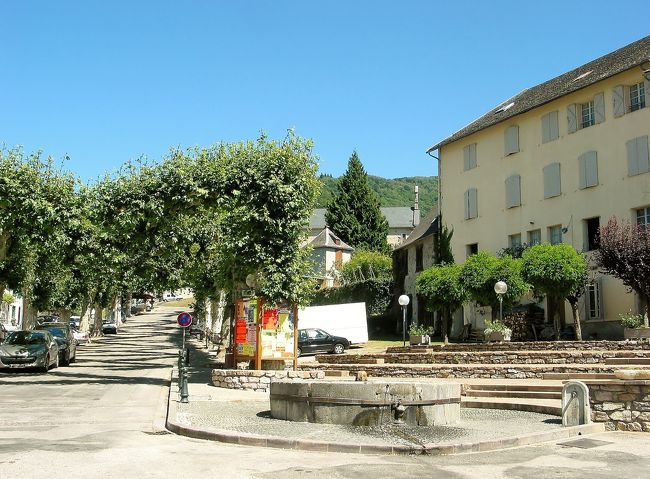 　カスティヨン・アン・クゥズラン<br /><br />　町の広場です、特別良い広場でも無いですけど・・・草臥れたので、広場のカフェで、ちょっと一杯。