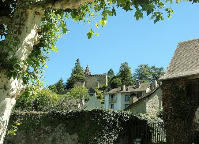 　広場から眺めた、村の教会です。<br /><br />　せっかくここまで来たのだから、登るべきか？やめるべきか？　暫し悩みます・・・ちょっとズンドウの、ロマネスクと言う感じですね。