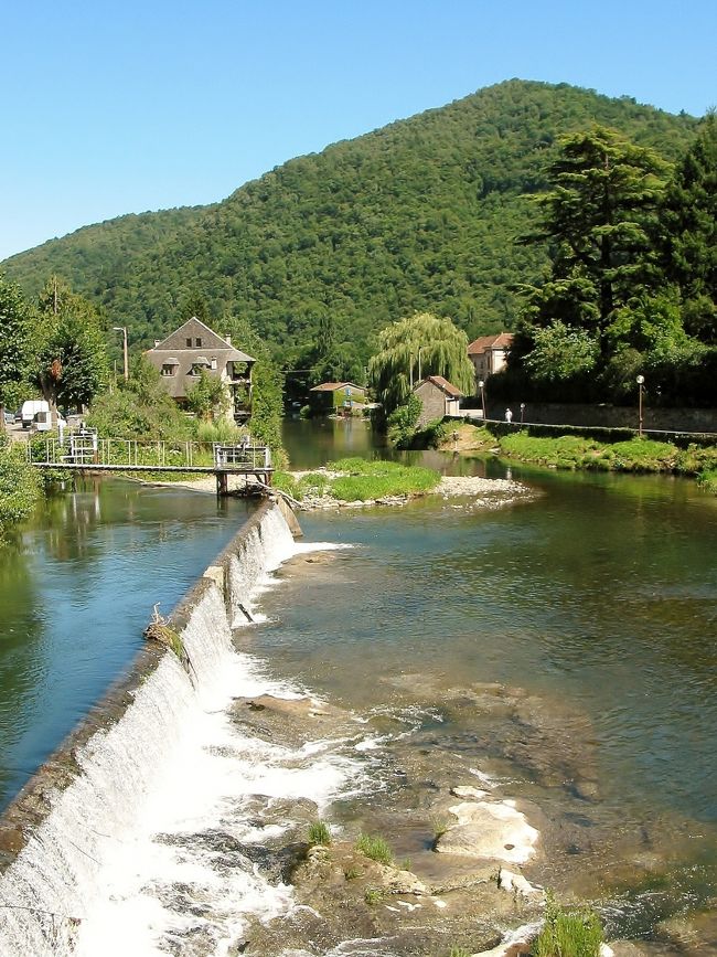 　D 4号線　カスティヨン・アン・クゥズラン<br /><br />　村の脇を、美しいピレネーの小川が流れています。<br /><br />　風景はマア、ソコソコですね。<br /><br /> 　結局、教会の丘まで登るのはやめました・・・ハハ、もう今日は、草臥れた・・・