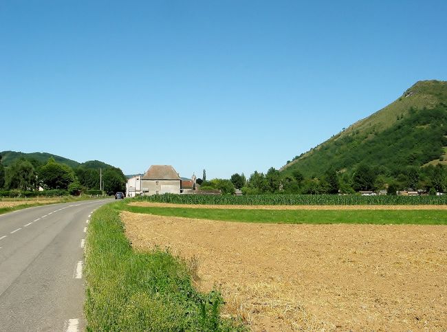 　D 618号線　ミディ・ピレネー<br /><br />　広々とした平地に降りてきたのが、良く解る風景。