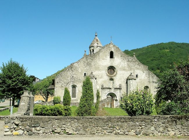 　D 618号線　Luzennac リュズナック<br /><br />　道路わきの、ちょっとユニークな教会です、かなり年季が入ってそう。<br /><br />　中を見てみたかったけれど、閉まってました・・残念！。