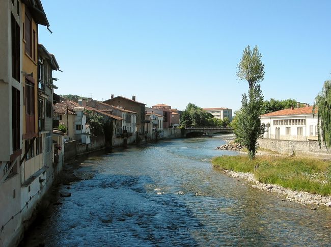 　サン・ジロン　Salat<br /><br />　「サラッ川」です、こちらは町のど真ん中を流れてます。<br /><br />　この川は、此処から北上して、ガロンヌ川と合流します、水の色は、やっぱり透明で、綺麗です。