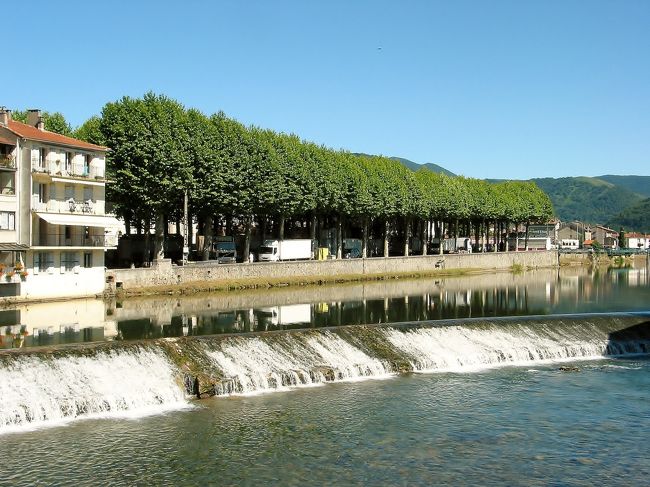 　サン・ジロン　Salat<br /><br />　川沿いの風景です。<br /><br />　さすが！　ピレネーと言う感じの、美しい流れです。