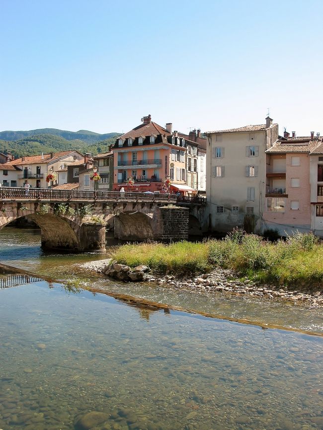 　サン・ジロン　Salat<br /><br />　この町の、すぐ近くには「フランスの美しい村」の「St Lizier」の村が有るのですけど、さすがに今日はもうバテバテ、走る気がしません、明日ですね明日。<br /><br />　町の印象　★★★　川沿いの風景以外は、あまりパッとしない町、はっきり言って、貧乏くさい町です、大概親切で元気な人の多い「Office de Tourism」も、あまりやる気はなさそうな感じ・・・まあ、個人的な、個性の問題かも知れませんけど？<br /><br />　本日の走行距離　56km/累計1,525.5km 距離はたいして伸びてないですね、けれど、倍は走った気がします。