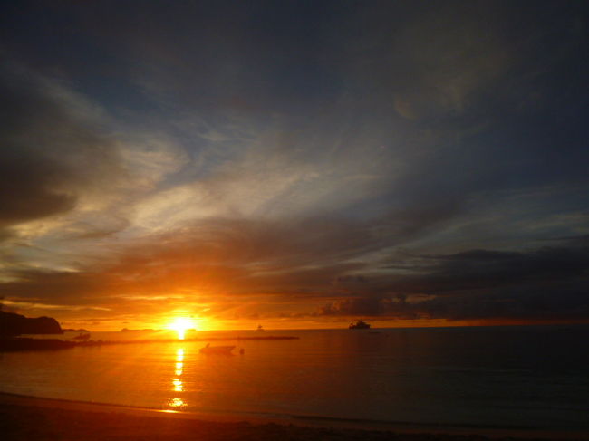 １７時半頃、海に沈む夕日。<br />旅行最後の夕焼けをビーチで堪能。<br /><br />「パラオ、ありがとう！」