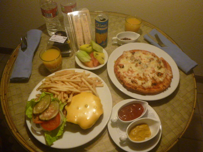 １８時頃、夕食。<br />シーフードピザとチーズバーガーのルームサービス。<br /><br />「ピザもバーガーもとっても美味しかった！」
