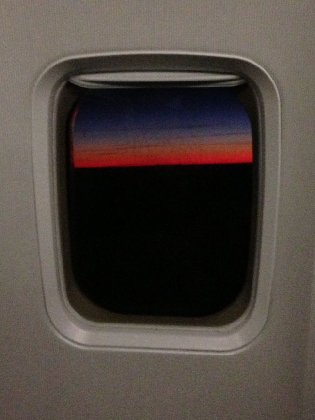 帰りの飛行機、パラオが名残惜しく、窓の外を眺める。<br /><br />パラオの自然とホテルリゾートを満喫、思い出に残る素敵な旅だった。