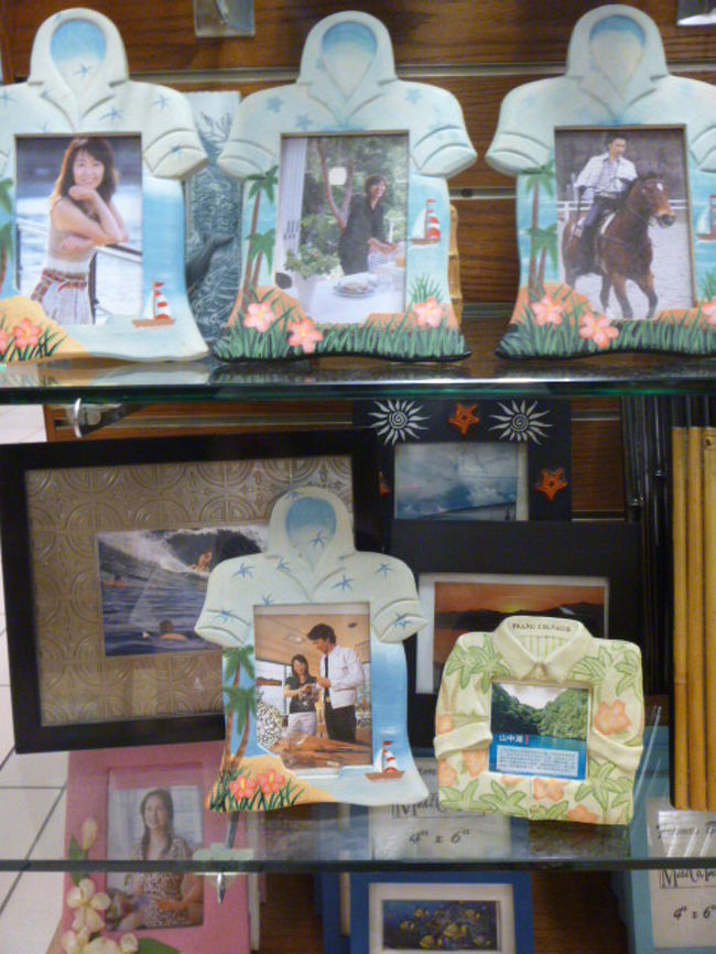 日差しの強さにちょっと休憩。<br /><br />１０時半頃、ホテルからタクシーで、コロール市街のＷＣＴＣへお買い物。<br />店内のクリスマス飾りも可愛い。<br /><br />「ん？日本の雑誌の切抜き？？」