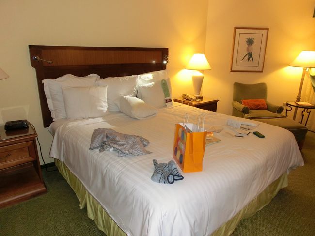 　さて、今回の宿泊先は、ワイキキビーチマリオットです。<br />　パオアカラニタワーの２３階でした。<br />　ビーチからは遠いほうのタワーです。<br /><br />　部屋は広いです。スーツケース２つ、余裕で広げられます。<br /><br />　ラナイはテーブルと椅子２脚でいっぱいいっぱいの広さ。広くはありませんね。