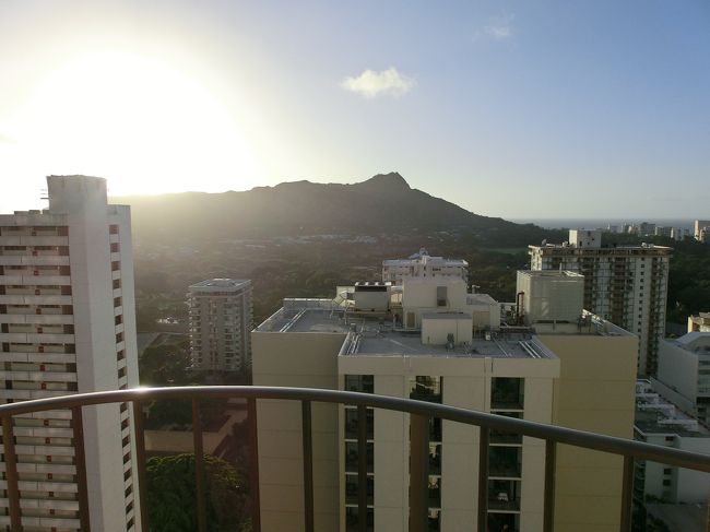 部屋からの絶景です。<br /><br />正面に、ダイヤモンドヘッドが見えます。<br /><br />朝日が隣りのビルの陰から。ちょっと残念。<br /><br />でもダイヤモンドヘッドがまじかに見えます。必見の価値ありです。