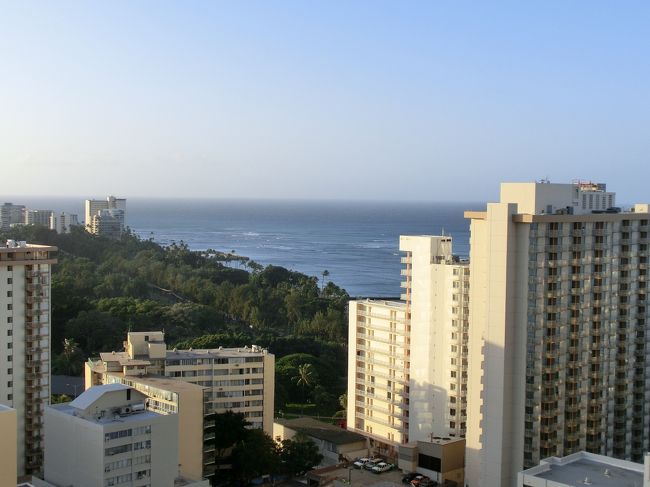 そして、ちょっと右を向くと青い海が広がります。<br /><br />あとで聞いたのですが、オーシャンビューの部屋だったそうです。<br /><br />お風呂も湯圧も充分満足。アメニティはちょっと残念かな。<br /><br />でも、壁が薄くて隣りの部屋の外人さんの声が。結構夜更かしをされていたようで･･･。<br />それと、風が吹くたびに、ラナイに出るドアからピューピュー音がします。<br /><br />ちょっと残念。