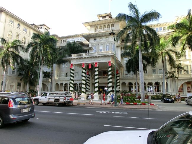 オプショナルツアーの集合時間まで、時間があったので朝のワイキキを散歩しました。<br /><br />クリスマスカラーの白い貴婦人（モアナサーフライダー）です。<br /><br />いつかは泊まりたいですね。