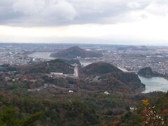 山頂から犬山方面の眺望。木曽川沿いに犬山城や犬山遊園が見えます。