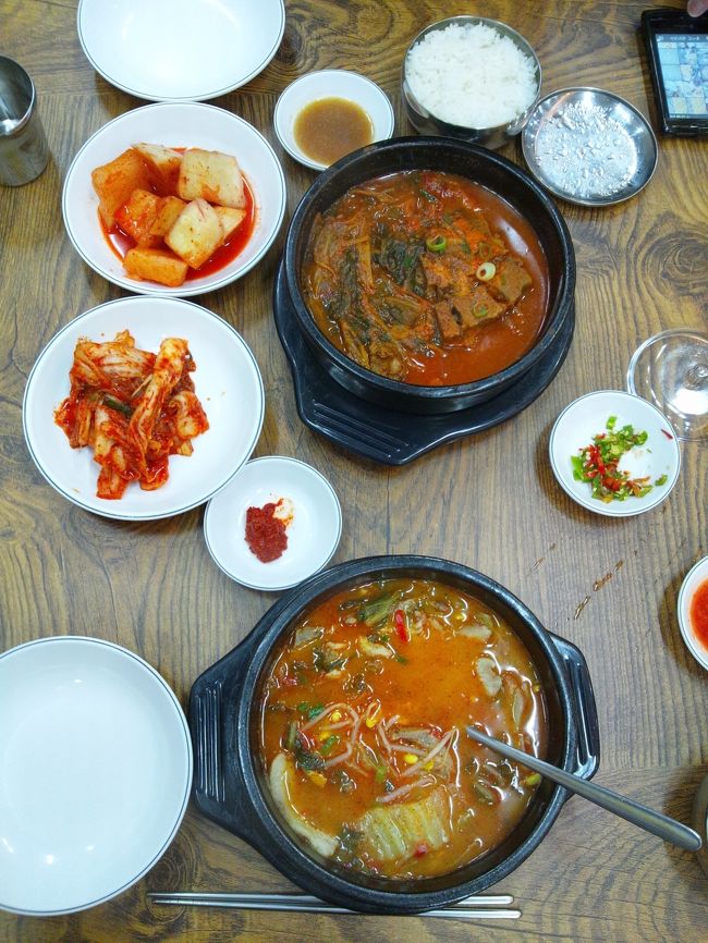 赤いお料理が２つ来ました。両方ともお肉の入ったスープでした。名前はわからなかったけど美味しかったです。