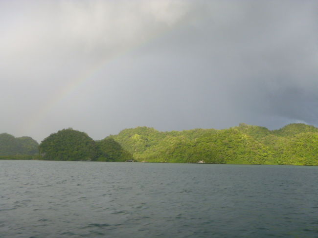 帰りのボートで、虹を見る！（写真だと不鮮明…）<br />再びKBブリッジをくぐり、ツアーの桟橋へ。<br /><br />「ガイドさんと運転手さん、ありがとう！」