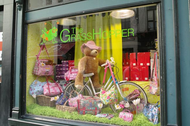 かわいいおもちゃ屋さんのショーウィンドウ