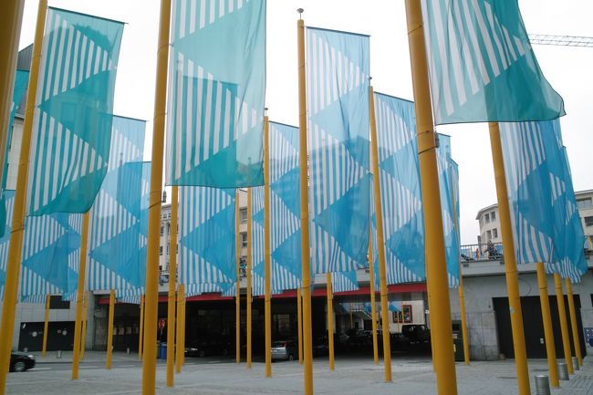 お散歩に出かけたよくわからない旗がヒラヒラと……