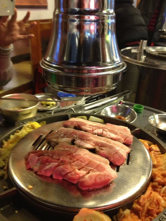 <br />　まずは東大門の皮の市場へ行き、その後行った焼肉屋さん<br /><br />　軽く屋台で食べた後でもしっかり、食べました。<br /><br />　