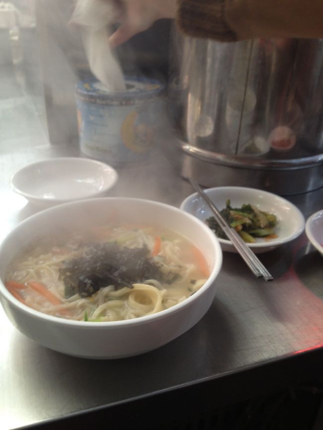 <br />　あっさりめの鳥のスープ。ここはキムチが美味しい。<br /><br /><br />　キムチとスープを交互に頂くと止まりません。