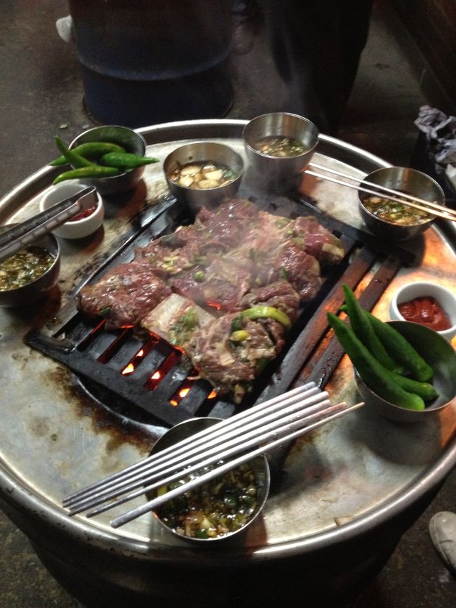 <br />　ここは、キムチもご飯も何もありません、四人だったら<br /><br />　四枚のお肉を持ってきてくれて、にんにくたっぷりのたれに付け<br /><br />　て頂きます。これも箸が止まらない。立っているためか、お腹に<br /><br />　もたれず、いくらでも入っていきます。