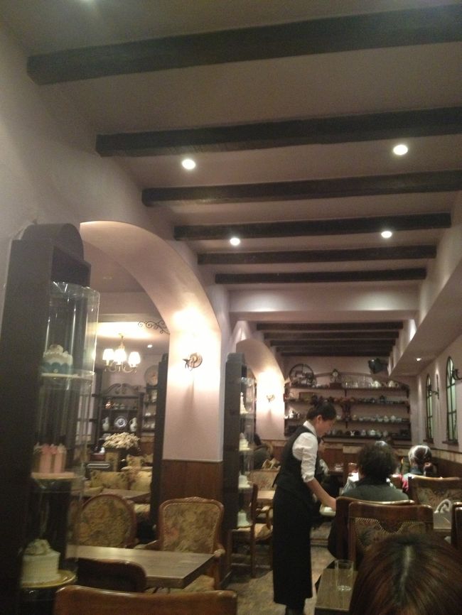 　　梨大にあった紅茶専門店。韓国らしくないお店で<br /><br />　　珍しくケーキと紅茶を、チムタクという食事のあとに<br /><br />　　頂きました。いつも食事の後に撮りわすれた！の連続でした<br />　　<br />　　が、あかすりお顔のマッサージ、お土産にはパックなどソウル<br />　<br />　　は女性に、本当に楽しい場所です。