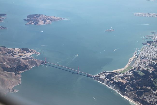 サングランシスコ上空からゴールデンゲートブリッジを撮影