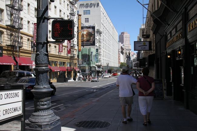 ユニオンスクエア近辺の街並み。街灯とかがおしゃれなんですよ