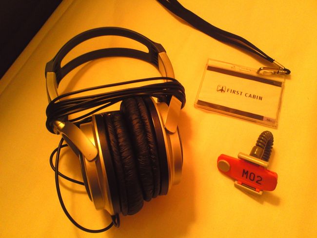 チェックイン時に渡されたものです。<br /><br />・カードキー<br />・部屋に備え付けの貴重品ボックスの鍵<br />・テレビ用ヘッドホン<br /><br />ちなみに、各部屋の鍵はありません。<br />大きい荷物は、フロントにお願いすれば預けることができます。