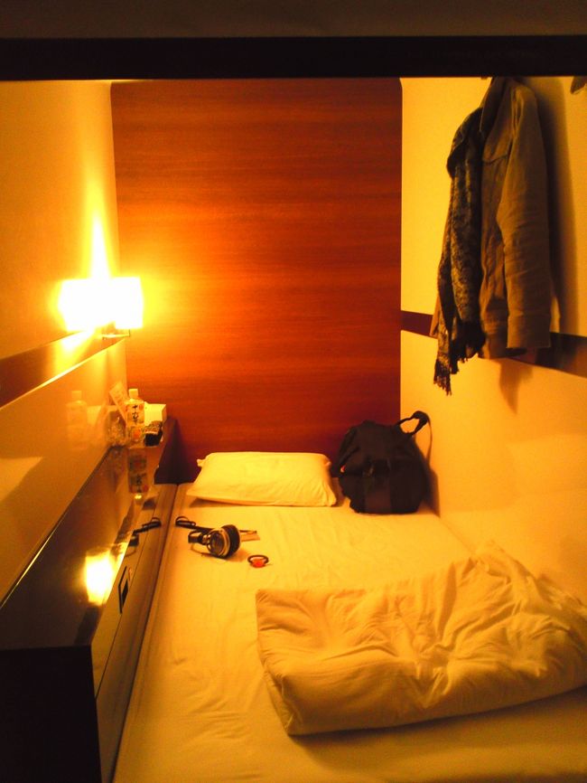 今宵のお部屋です。<br />カプセルホテルですね。寝るスペースしかありません。<br /><br />パジャマ、タオルは貸してもらえます。<br />シャワールーム、大浴場があります。<br /><br />わたしは朝に、大浴場につかりました。<br />足をのばせて、リラックスできました♪<br /><br />ロビーでは、インターネットが使えます。１０分１００円でした。