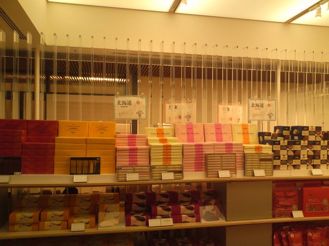 このお土産物屋、すきです。<br />全国の名産品が買えます。<br /><br />・・・でももちろん開いていません(T_T)