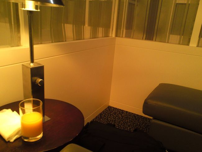 ANAカード(Amex)を提示して、ラウンジでひとやすみ〜♪<br />ソフトドリンクは飲み放題、食べ物とアルコールはお金がかかります。