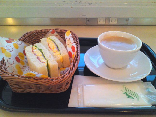 搭乗ゲート近くのカフェで朝ごはん♪<br />ミックスサンドとコーヒーです。<br /><br />コンセントがあるので、充電したりＰＣ使ったりできそうですね！